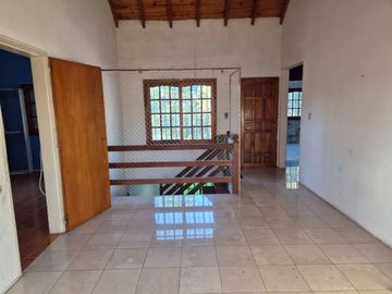 Casa en venta de 4 ambientes en Adrogue con parque