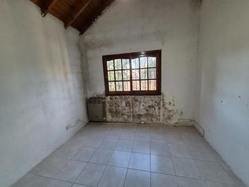 Casa en venta de 4 ambientes en Adrogue con parque