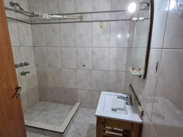 Casa en venta de 4 ambientes en Adrogue con parque