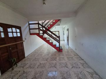 Casa en venta de 4 ambientes en Adrogue con parque