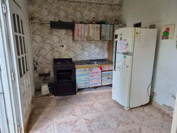Casa en venta de 4 ambientes en Adrogue con parque