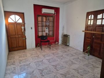 Casa en venta de 4 ambientes en Adrogue con parque