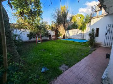 Casa en venta de 4 ambientes en Adrogue con parque