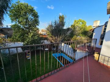 Casa en venta de 4 ambientes en Adrogue con parque