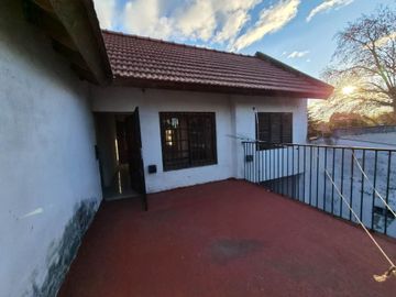 Casa en venta de 4 ambientes en Adrogue con parque