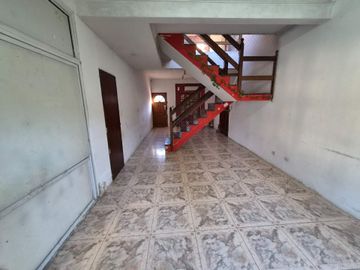 Casa en venta de 4 ambientes en Adrogue con parque
