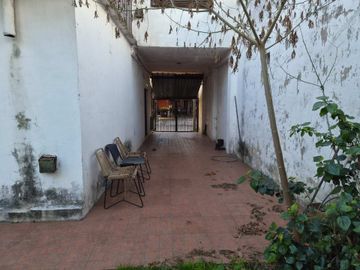 Casa en venta de 4 ambientes en Adrogue con parque