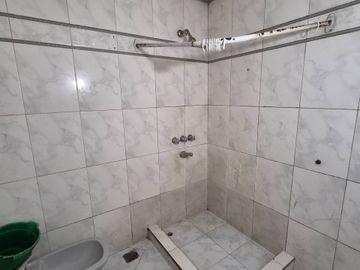 Casa en venta de 4 ambientes en Adrogue con parque