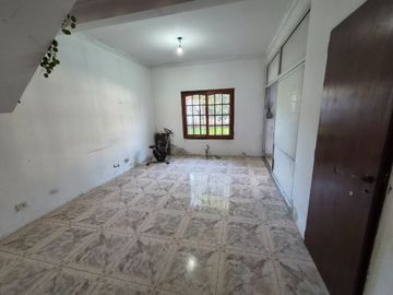 Casa en venta de 4 ambientes en Adrogue con parque