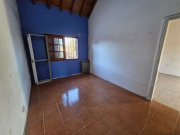 Casa en venta de 4 ambientes en Adrogue con parque