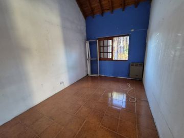 Casa en venta de 4 ambientes en Adrogue con parque
