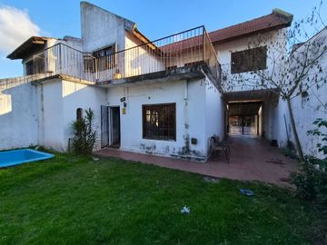 Casa en venta de 4 ambientes en Adrogue con parque