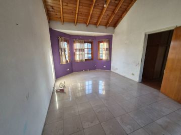 Casa en venta de 4 ambientes en Adrogue con parque