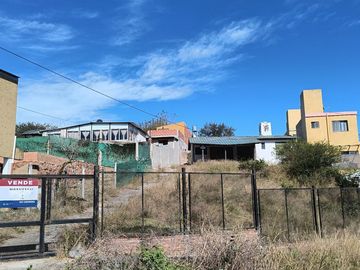 VENTA CASA 2 DORMITORIOS CALLE ROMA CARLOS PAZ