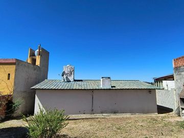 VENTA CASA 2 DORMITORIOS CALLE ROMA CARLOS PAZ