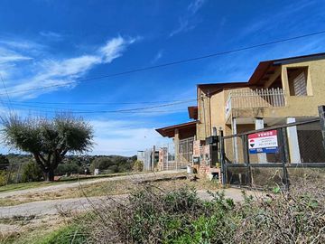 VENTA CASA 2 DORMITORIOS CALLE ROMA CARLOS PAZ