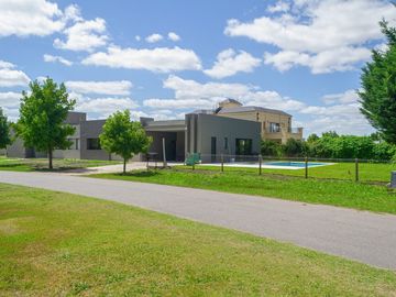 CASA EN VENTA 5 AMBIENTES EN FINCAS DEL ALBA