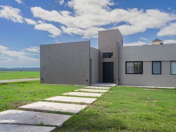 CASA EN VENTA 5 AMBIENTES EN FINCAS DEL ALBA