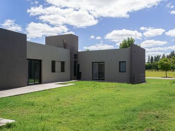 CASA EN VENTA 5 AMBIENTES EN FINCAS DEL ALBA