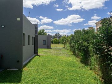 CASA EN VENTA 5 AMBIENTES EN FINCAS DEL ALBA