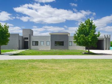 CASA EN VENTA 5 AMBIENTES EN FINCAS DEL ALBA
