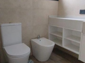 CASA 6 AMBIENTES EN VENTA EN TERRALAGOS