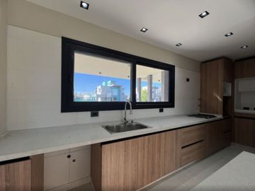 CASA 6 AMBIENTES EN VENTA EN TERRALAGOS