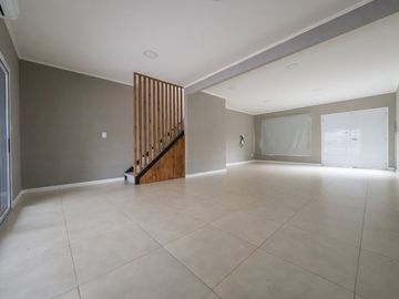 CASA EN VENTA 4 AMBIENTES BAJAS EXPENSAS