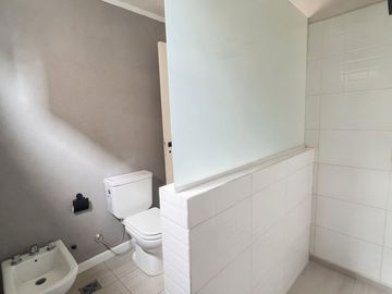 CASA EN VENTA 4 AMBIENTES BAJAS EXPENSAS