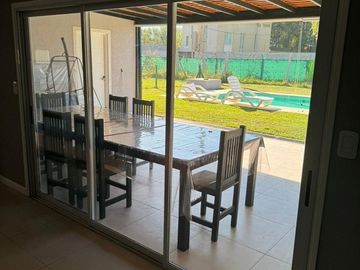 CASA EN VENTA 4 AMBIENTES BAJAS EXPENSAS