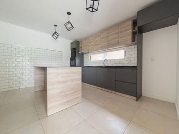 CASA EN VENTA 4 AMBIENTES BAJAS EXPENSAS