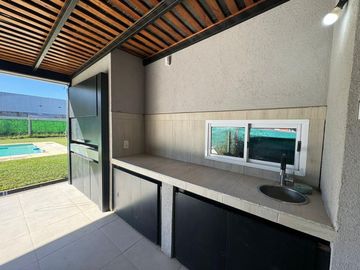 CASA EN VENTA 4 AMBIENTES BAJAS EXPENSAS