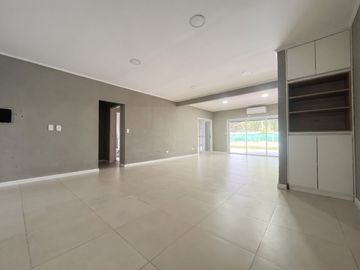 CASA EN VENTA 4 AMBIENTES BAJAS EXPENSAS