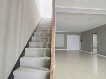 CASA EN VENTA 4 AMBIENTES BAJAS EXPENSAS