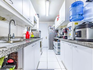 AMPLIO DEPARTAMENTO EN LAS CONDES, INCLUYE OFICINA PRIVADA