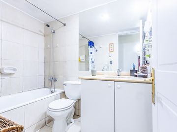 AMPLIO DEPARTAMENTO EN LAS CONDES, INCLUYE OFICINA PRIVADA