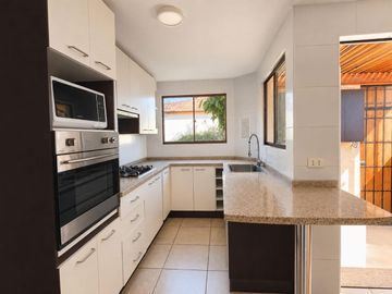 CASA EN VENTA ALTO MACUL 3D3B3EST PISCINA