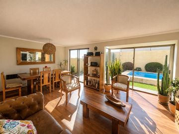 CASA EN VENTA ALTO MACUL 3D3B3EST PISCINA