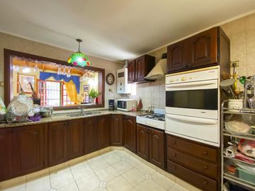 En venta CASA DE CATEGORÍA - 3 Dorm. + Garage- Rodríguez 300, Pichincha, Rosario