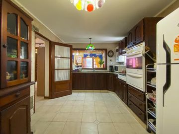 En venta CASA DE CATEGORÍA - 3 Dorm. + Garage- Rodríguez 300, Pichincha, Rosario