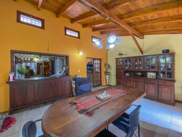 En venta CASA DE CATEGORÍA - 3 Dorm. + Garage- Rodríguez 300, Pichincha, Rosario