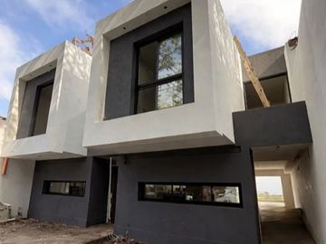 VENTA PUNTA CHICA, DUPLEX CON JARDÍN Y PILETA