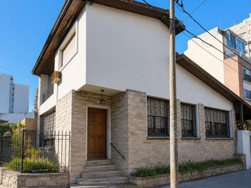 Casa en alquiler para fin profesional o comercial ubicada en Ramos Mejía