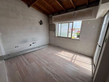VENTA PH 4 AMBIENTES A REFACCIONAR PERMUTA
