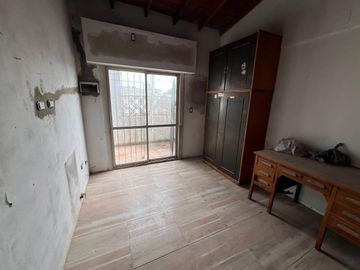VENTA PH 4 AMBIENTES A REFACCIONAR PERMUTA