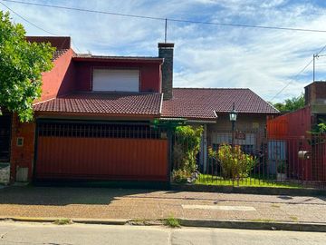 Casa en venta 4 amb cochera y jardin