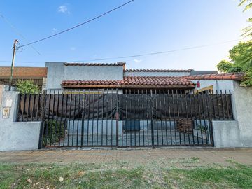 Venta Casa 3 Amb, Hurlingham, c/pileta. Exc. ubica