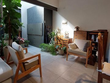 VENTA HERMOSA CASA 3 AMBS CON JARDIN Y COCHERAS