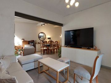 VENTA HERMOSA CASA 3 AMBS CON JARDIN Y COCHERAS