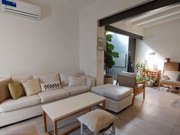 VENTA HERMOSA CASA 3 AMBS CON JARDIN Y COCHERAS
